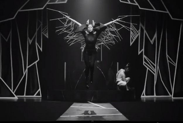 Lady Gaga interpreta diversos personagens no video de Applause